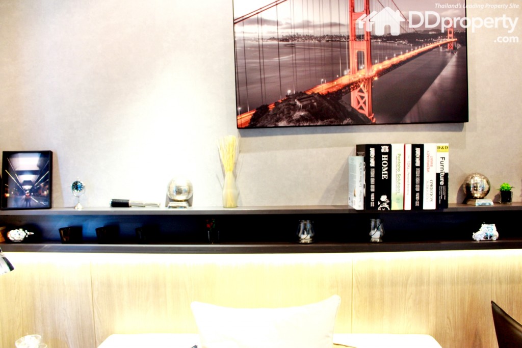 บิวท์อินชั้นวางของเหนือโซฟา เพื่อเพิ่มพื้นที่และลูกเล่นให้กับตัวห้อง