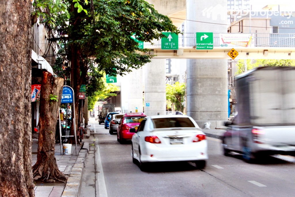 ซ้ายมือของทางโครงการ ตรงไปยังแยกเตาปู หรือเลี้ยวซ้ายที่แยกวงสว่างจะเป็นทางประชานุกูล