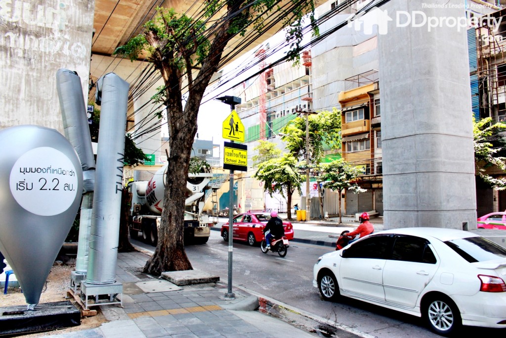 โครงการตั้งอยู่ติดถนนเส้นกรุงเทพ-นนทบุรี