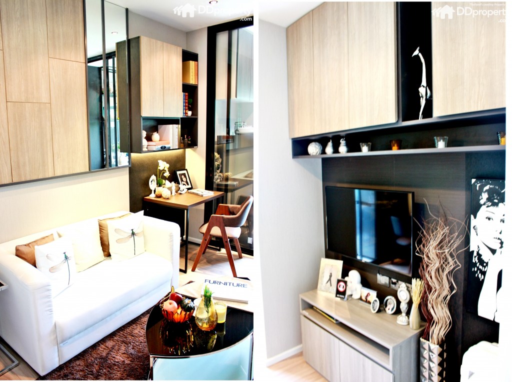 มุมมองภายในห้องด้านขวาเป็นชั้นวางทีวีบิวท์อินแบบแนวดิ่งชิดกำแพง ด้านซ้ายโซฟา และโต๊ะทำงาน