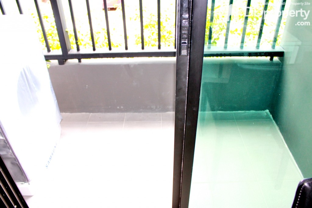 ความกว้างของระเบียงห้องนี่กว้างกว่าห้องแรก