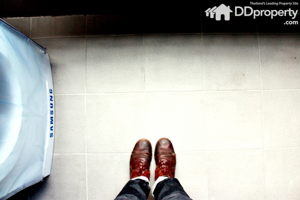 ระเบียงเป็นพื้นกระเบื้องแบบหยาบ