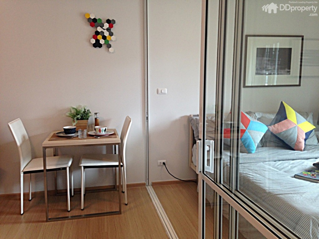 ห้องนั่งเล่น:  เปิดประตูห้องมาจะเจอห้องนั่งเล่น ซึ่งประตูจะไม่ชนกับที่วางทีวี ตัวที่วางทีวีจะขยับเยี้องไปเล็กน้อย แต่โซฟาจะชิดผนังกำแพงห้อง (ในความเป็นจริง อาจจะขยับโซฟาห้องให้ตรงกับหน้าทีวี  •มุมรับประทานอาหาร: ก่อนถึงตัวห้องนอน จะมีมีพื้นที่เอนกประสงค์เล็กๆ ซึ่งโครงการออกแบบให้เป็นมุมรับประทานอาหาร