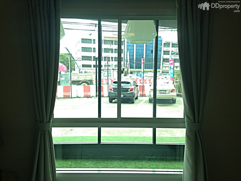 ห้องนอน:  ห้องที่เป็นแบบตกแต่งพร้อมอยู่ จะมีที่กั้นห้องเป็นบานสไลด์ ภายในห้องนอน มีโต๊ะเครื่องแป้ง ตู้เสื้อผ้า และเตียงนอน พร้อมกระจกบานกว้าง และมีแอร์ให้ พื้นที่ห้องนอนก็กะทัดรัด แยกเป็นสัดส่วน  ส่วนห้องน้ำ+ห้องครัว+ระเบียง