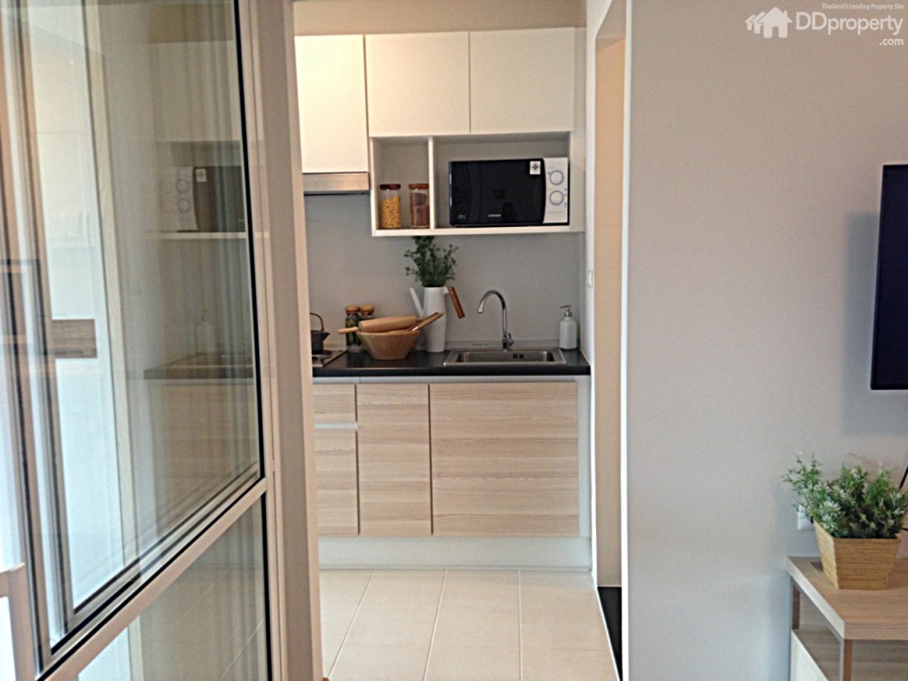 พื้นที่นี้จะถูกกั้นเป็นสัดส่วน มองเห็นส่วนที่เป็นห้องครัวก่อน เพราะอยู่ตรงกลางของพื้นที่ส่วนนี้ ส่วนริมสุดทั้งซ้ายและขวาจะเป็นห้องน้ำและระเบียง โดยถ้าเป็นห้องตกแต่งพร้อมอยู่ จะได้อุปกรณ์ครบทุกห้อง แต่ถ้าเป็นห้องเปล่า จะได้อุปกรณ์ครบเฉพาะห้องน้ำ