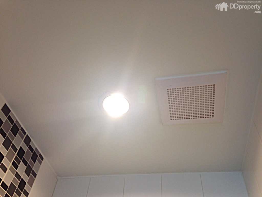 •ห้องน้ำ :  ได้อุปกรณ์ครบชุด มีอ่างล่างหน้า กระจก สุขภัณฑ์+ที่แขวนทิชชู ราวจับ ฝักบัวอาบน้ำ และมีพัดลมระบายอากาศ แต่ไม่ได้มีตู้กระจกแยกส่วนแห้งกับส่วนเปียก