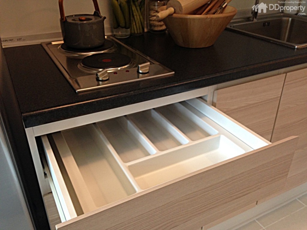 ห้องครัว: ห้องที่เป็นแบบตกแต่งพร้อมอยู่ จะได้อุปกรณ์ในส่วนนี้ครบ (ยกเว้นเครื่องใช้ไฟฟ้า) มีเคาน์เตอร์ครัว เตาไฟฟ้าและเครื่องดูควัน พร้อมด้วยอ่างล้างจาน ตู้เก็บของชั้นล่างและชั้นบน แต่ถ้าเป็นห้องเปล่า จะไม่ได้อุปกรณ์ใดๆ เลย