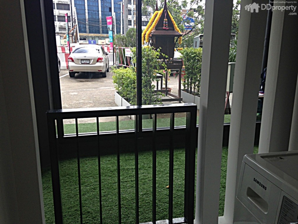 •ระเบียง : ไม่ได้กว้างมาก ออกแบบไว้แขวนคอมเพรสเซอร์แอร์และวางเครื่องซักผ้า (ถ้าไม่ได้วางเครื่องซักผ้า ก็จะมีพื้นที่ระเบียงกว้างขึ้น