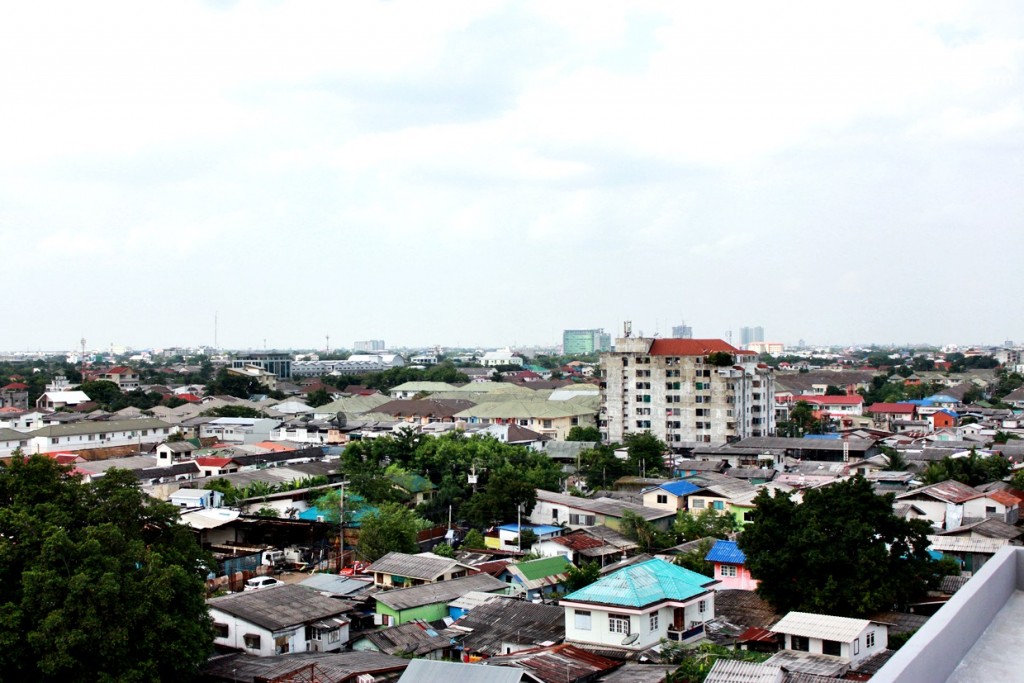 ด้านหลัง หรือ ทิศตะวันตก หันไปทางบางบัวทอง