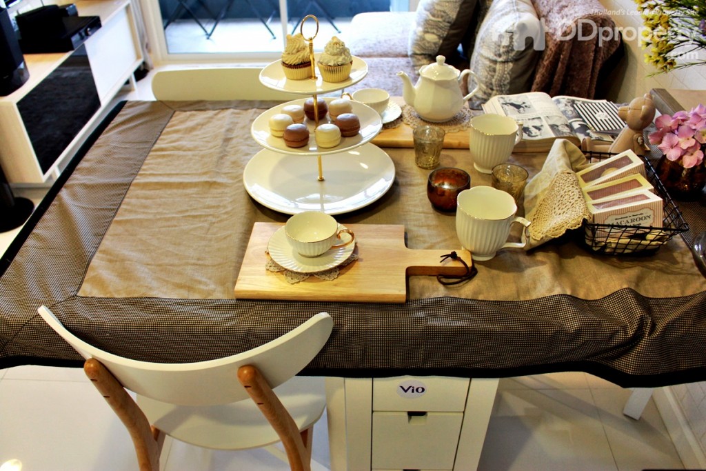 หลากลองสังเกตโต๊ะรับประทางอาหาร จะมีช่องเก็บของ