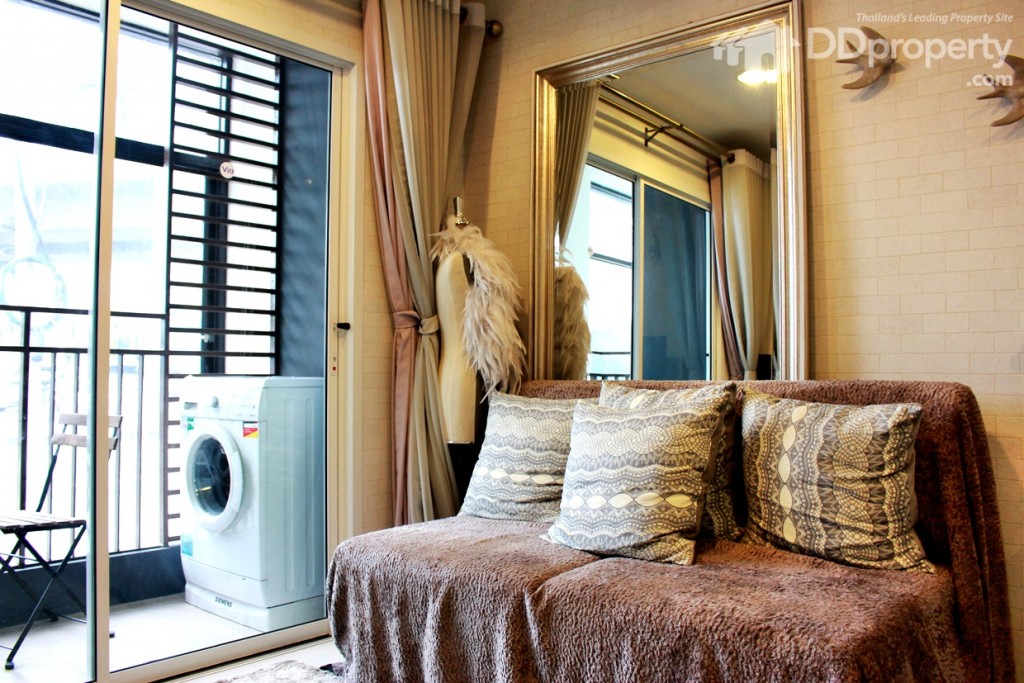 มุมมองจากโซฟาไปยังระเบียงห้อง