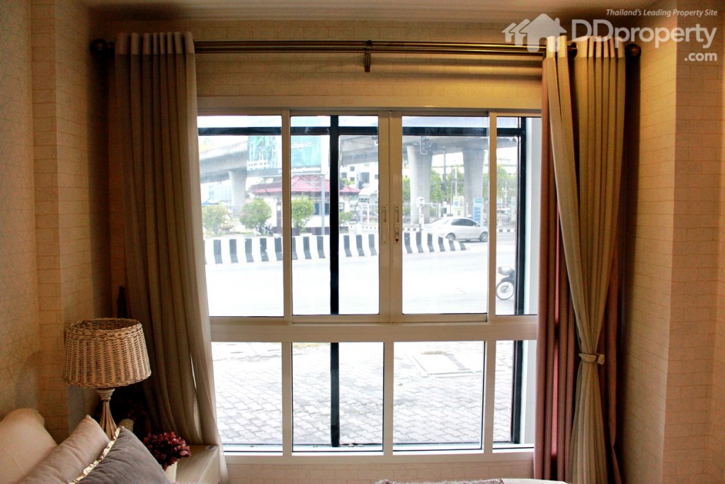 กระจกบานใหญ่เต็มพื้นที่ของห้องทำให้ห้องดูโปร่ง