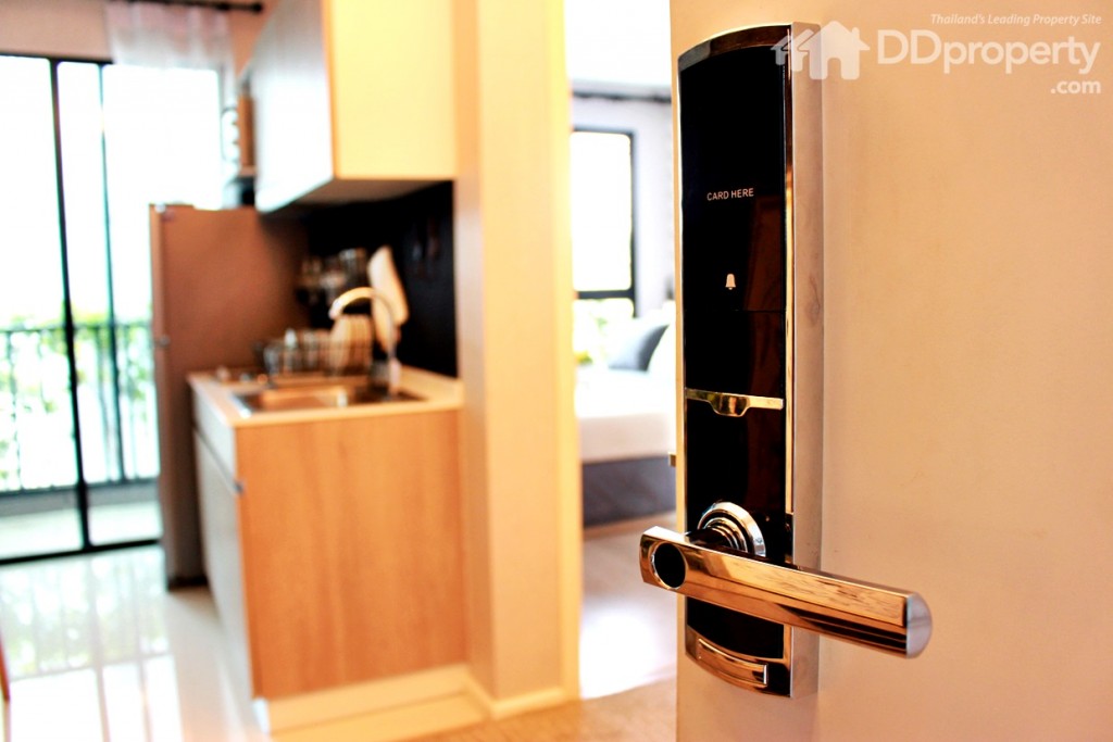 ประตูไม้แบบมือ ระบบล็อคประตู digital door lock