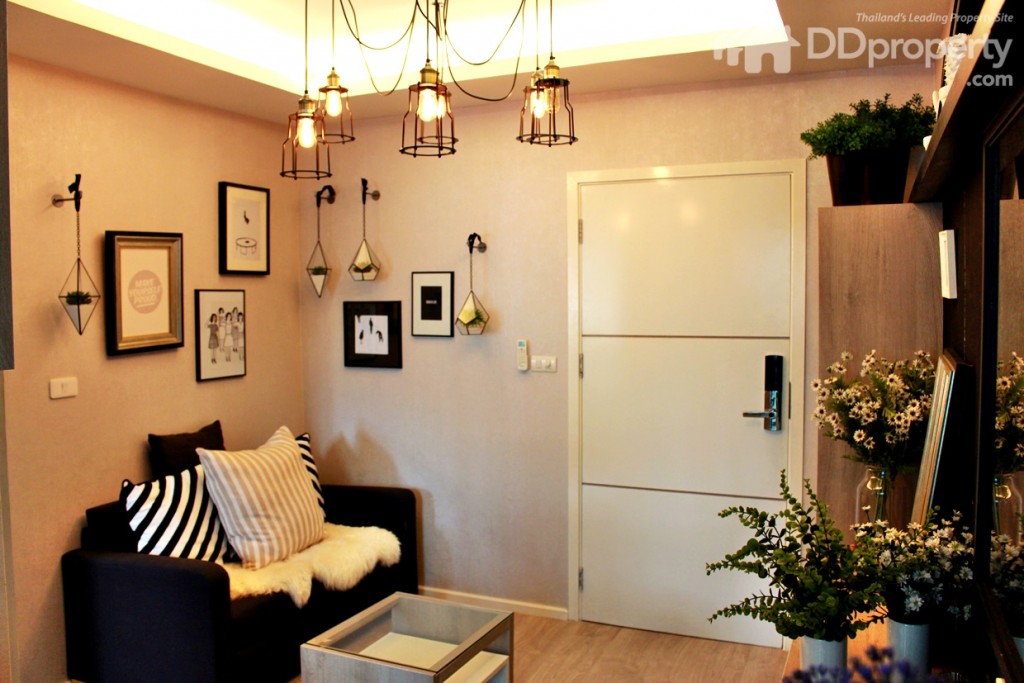 ห้องนั่งเล่นอยู่บริเวณทางเข้าห้อง