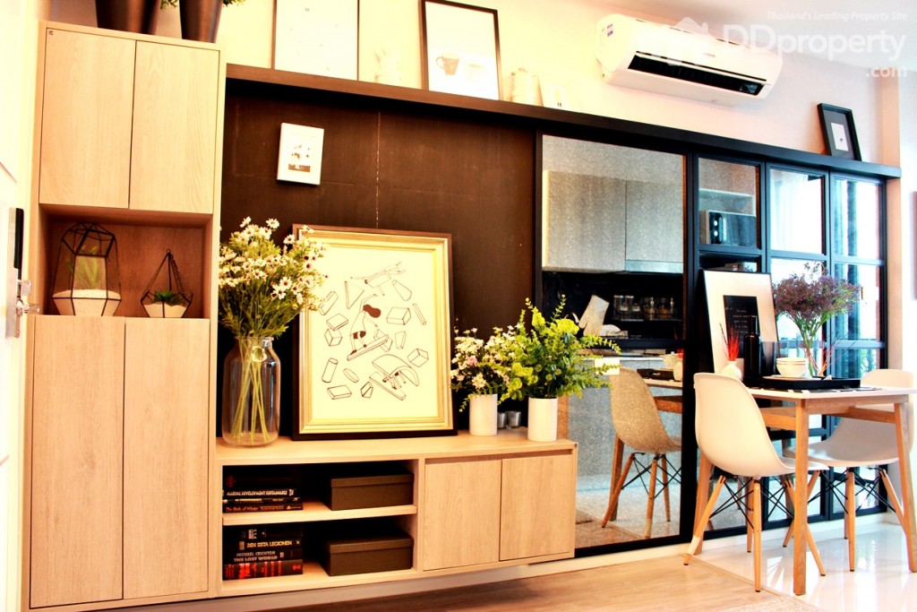 ตัวห้องถูกออกแบบให้เป็นแนวยาวชิดกำแพง