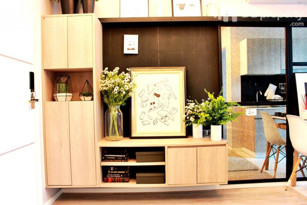 ชั้นวางทีวีถูกบิวอินท์ให้เป็นแบบลอยตัว