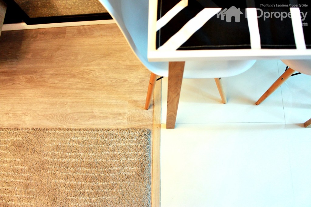 พื้นห้องนั่งเล่นเป็นไม้ลามิเนต ส่วนห้องครัวเป็นกระเบื้องผิวเรียบ เพื่อความสะดวกในการทำความสะอาด