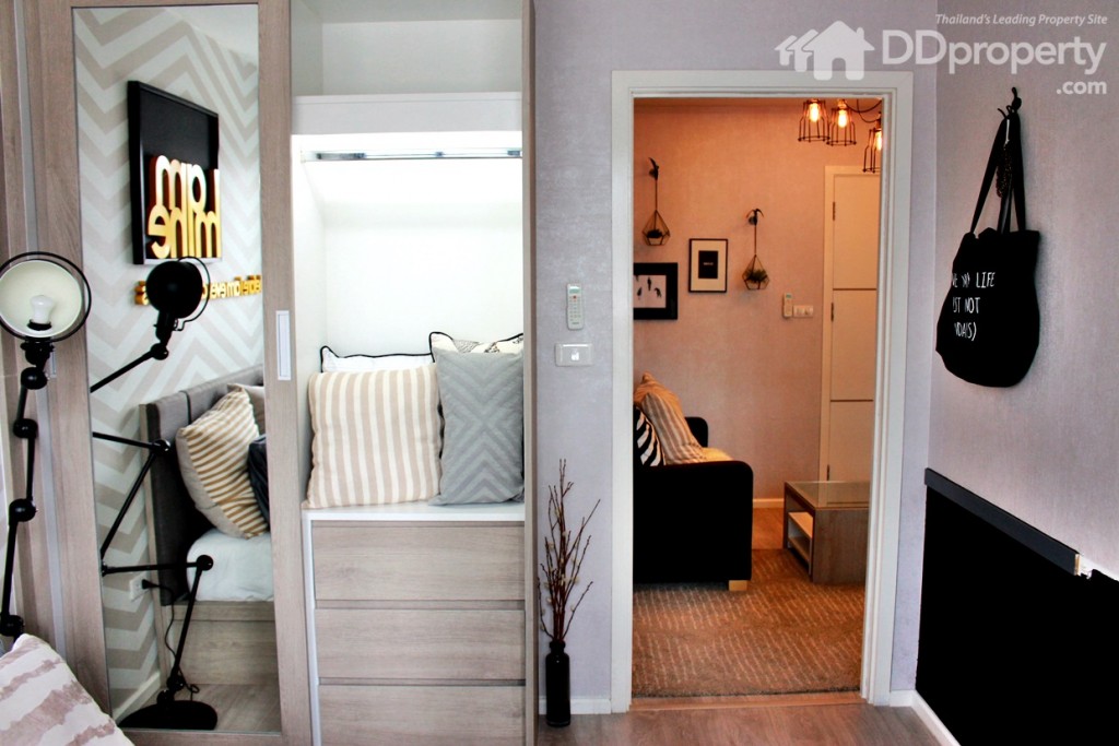 ตู้เสื้อผ้าบิวอินท์ พร้อมพื้นที่เก็บของด้านบน