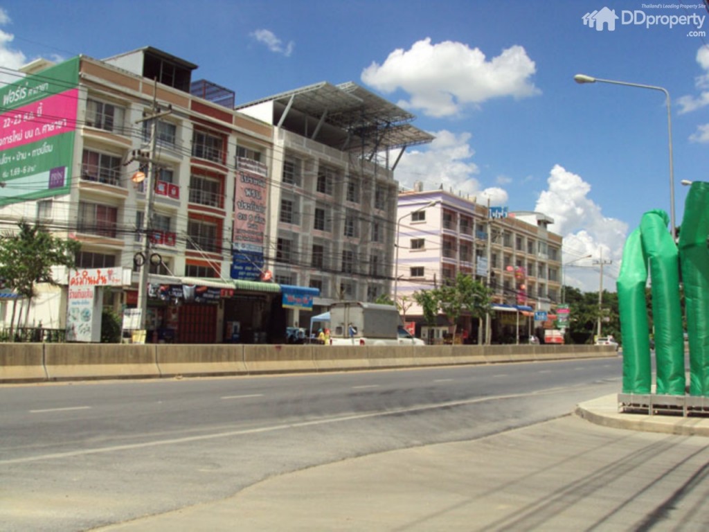 สถานที่ตั้งโครงการฝั่งตรงข้ามโครงการเป็นอาคารพาณิชย์ร้านค้า  อพาร์ทเมนต์ และร้านอาหาร