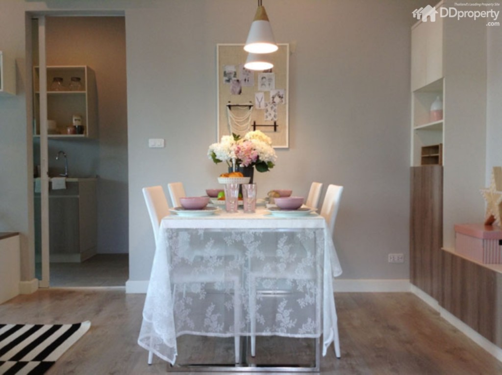 ส่วนฝั่งขวาเริ่มจากประตูทางเข้า จัดเป็นโต๊ะรับประทานอาหาร และตู้ปิดระบบวงจรไฟฟ้า ลิ้นชักใส่ของ ใส่รองเท้าแบบติดผนัง