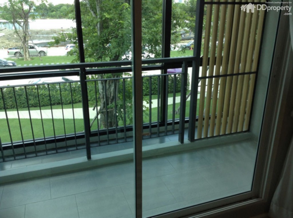 ครัวบิลท์อินที่มีลิ้นชักเก็บของเปิดปิดได้ง่าย รวมถึงมีระเบียงเช่นกันกับแบบ  1 ห้องนอน