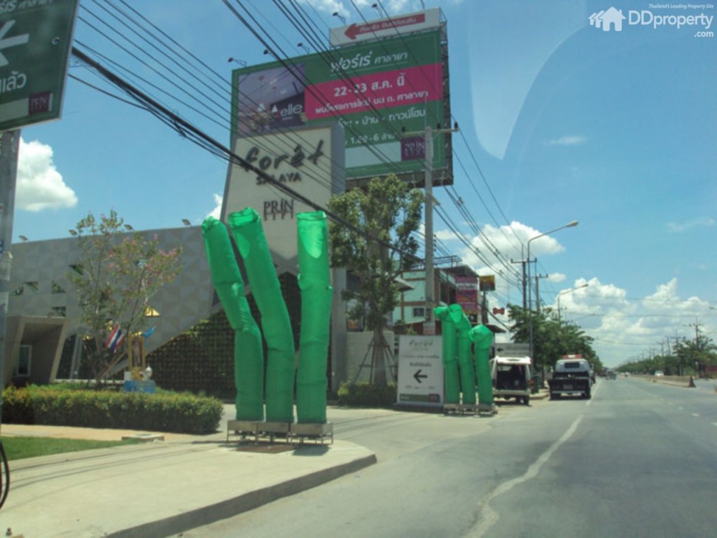 ทั้งนี้หากเดินทางจากถนนบรมราชชนนี ให้วิ่งตรงยาวไปเรื่อยๆ เลยถนนพุทธมณฑลสาย 3 ไปจนเจอป้ายบอกทางไปศาลายา จะมีทางกลับรถให้กลับรถเข้าศาลายาจะเจอ ม. มหิดล ขับตรงไปเรื่อยๆ จะเจอทางเลี้ยวซ้ายตรงหอนาฬิกา ให้เลี้ยว ขับไปเรื่อยๆ จนเจอแยกไฟแดง ให้ข้ามแยกไฟแดง ขับตรงไปจนเจอแม็คโคร เลยแม็คโครไปตามทางจะเจอป้ายโครงการ  Forêt Salaya (ฟอเร่ ศาลายา) อยู่ซ้ายมือติดถนนใหญ่ (ถ้าไม่สังเกตดีๆ จะไม่เห็นชื่อ Zelle เพราะหลักๆ จะเห็นป้ายโฆษณาสีเขียวของฟอเร่  อาจทำให้ขับเลยทางเข้าโครงการไปได้)