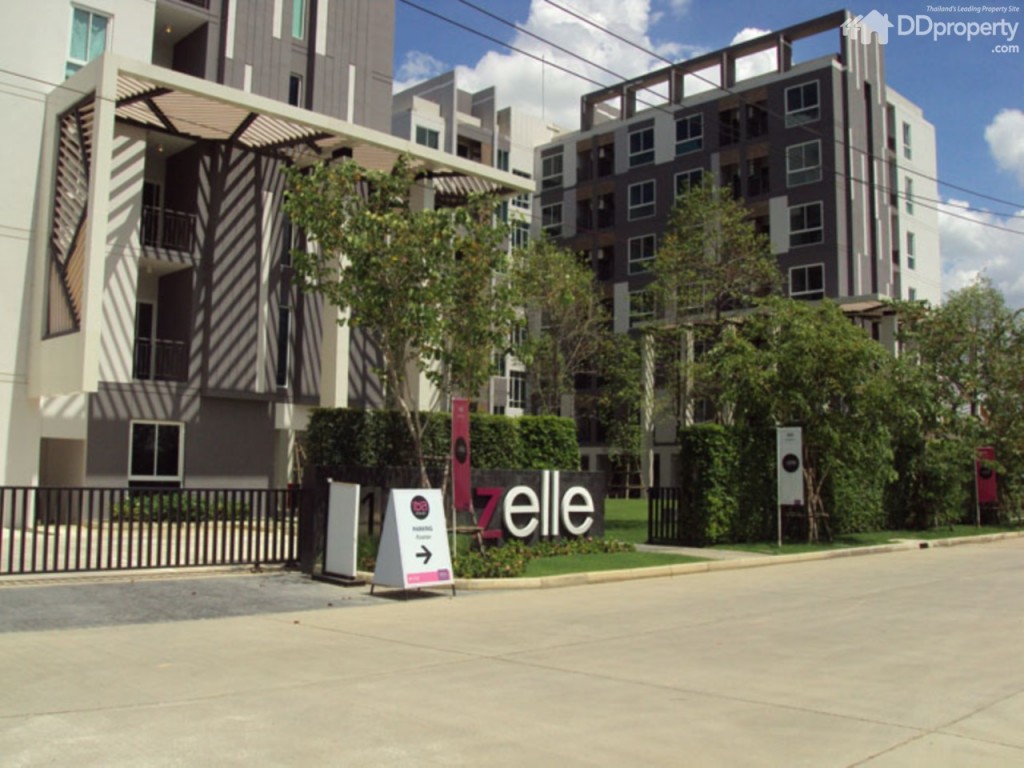 อย่างที่กล่าวไปข้างต้นว่า โครงการนี้ตั้งอยู่ในพื้นที่เดียวกับอีก 2 โครงการซึ่งเป็นบ้านเดี่ยวและทาวน์โฮม จึงทำให้อาณาบริเวณของโครงการดูใหญ่และกว้างขวางมาก ทั้ง 3 โครงการเข้าออกประตูใหญ่เดียวกัน ซึ่งถนนทางเข้าโครงการกว้าง 12 ม.