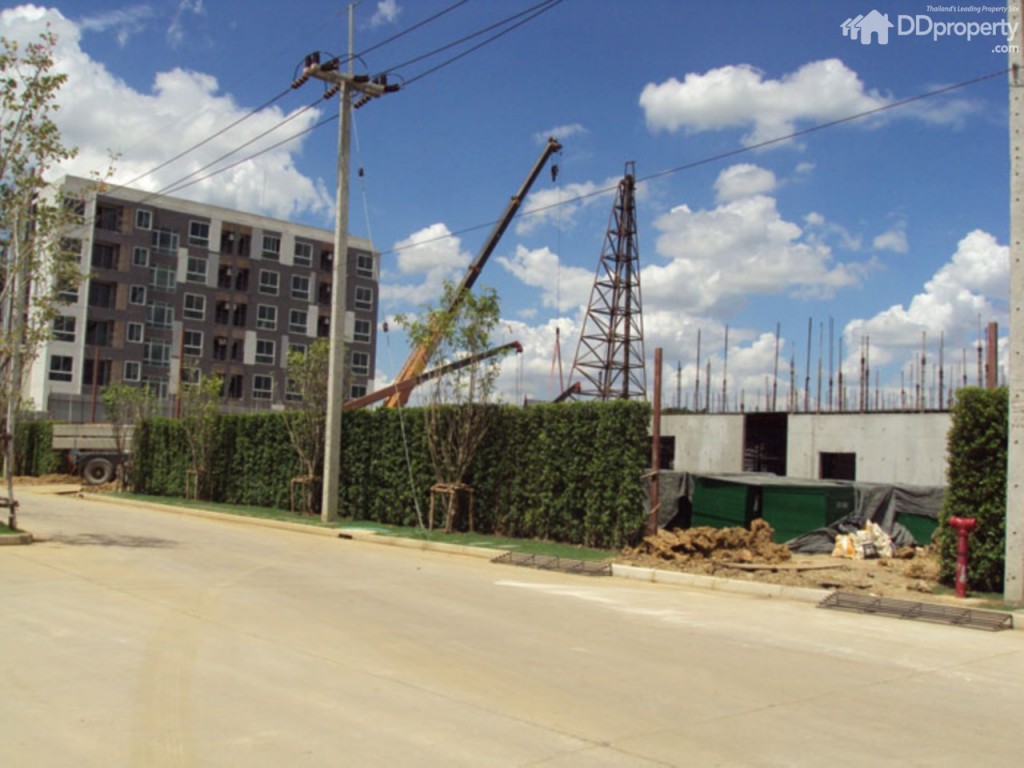 แต่หากมาดูเฉพาะเนื้อที่ของโครงการนี้ก็จะถูกแบ่งกั้นให้อยู่ฝั่งซ้ายด้านหน้าของโครงการ  โดยแปลงที่ดินเป็นแนวยาวลึกลงไปประมาณ 1 ไร่เศษ ซึ่งถนนโครงการกว้าง 9 ม.