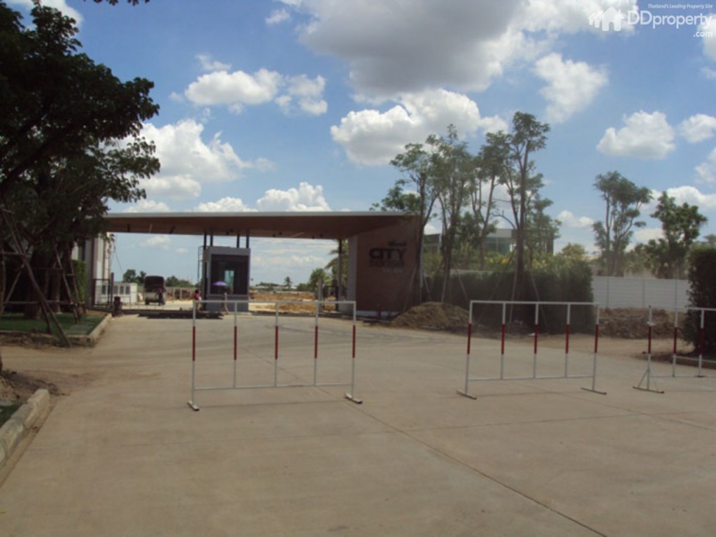 บรรยากาศโดยรวมของโครงการดูเงียบสงบ แต่ละอาคารดูเป็นส่วนตัว มีจำนวนยูนิตไม่มากนัก รายล้อมด้วยต้นไม้น้อยใหญ่ในสวนสาธารณะระหว่างอาคาร เหมาะกับการมานั่งเล่นตอนเช้า ๆ และตอนเย็น ๆ