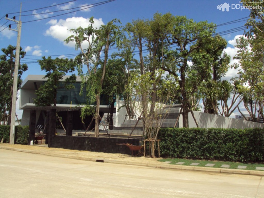 ณ วันที่ไปรีวิว คลับเฮ้าส์และสระว่ายน้ำ อยู่ระหว่างการก่อสร้าง คาดว่าแล้วเสร็จเดือน ก.ย. 2558