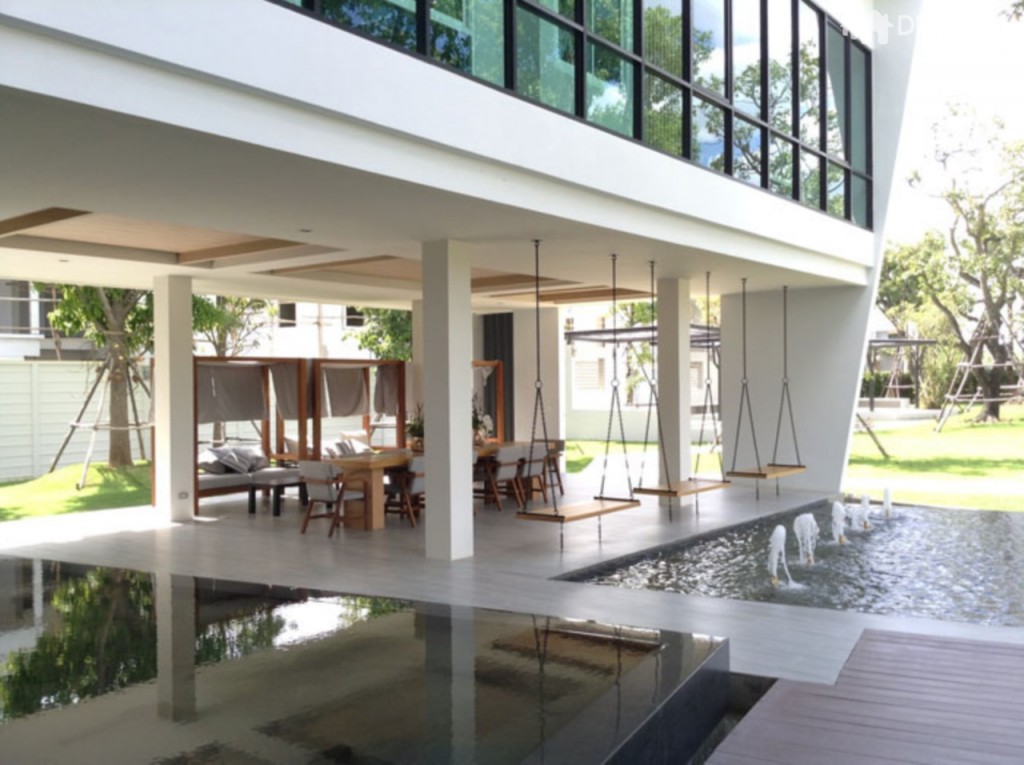 ห้องตัวอย่าง 2 แบบอยู่ภายในชั้นบน ของสำนักงานขายขนาดใหญ่ ซึ่งตกแต่งไว้ด้วยบรรยากาศที่โล่ง กว้าง โปร่งสบาย