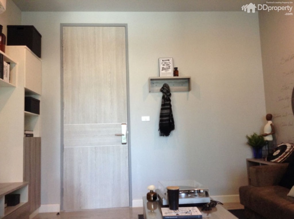 ให้ฝั่งซ้ายของประตูทางเข้าเป็นโซฟานั่งเล่น และรับแขก ด้วยเฟอร์นิเจอร์ลอยตัว