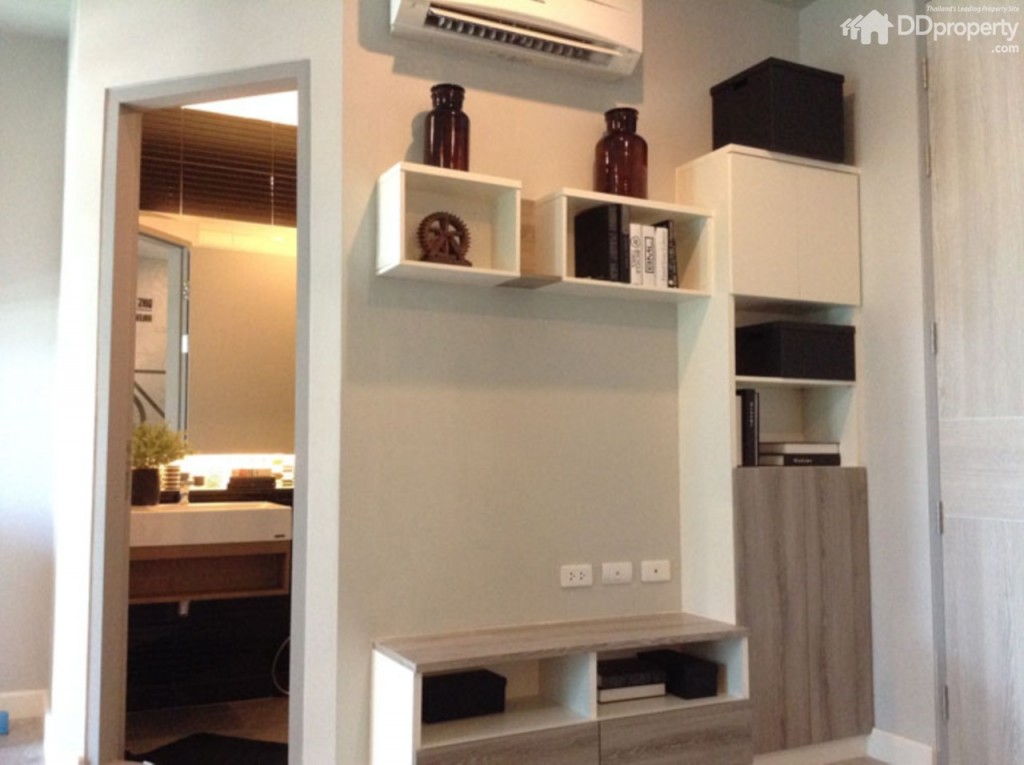 ตรงกันข้ามเป็นตู้เก็บของและเก็บรองเท้าแบบบิลท์อินที่เปิดปิดลิ้นชักได้