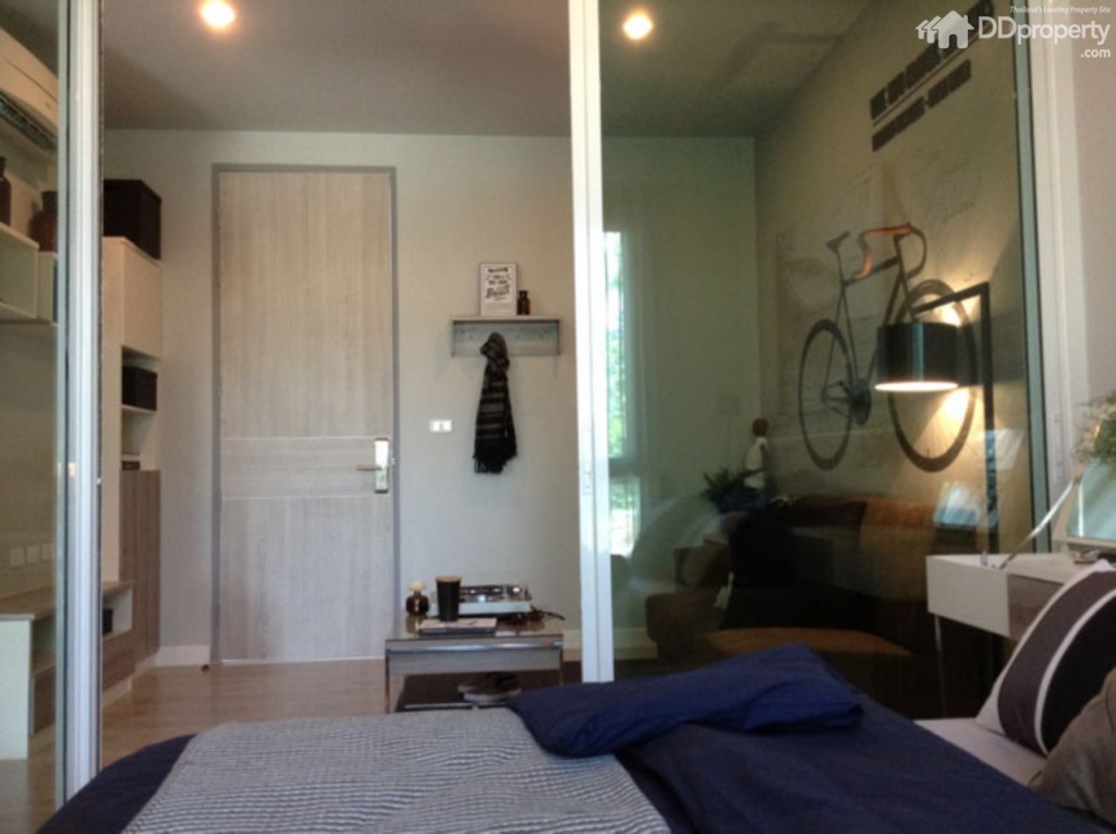 ห้องนอนกั้นแบ่งด้วยประตูกระจกบานเลื่อนอยู่บริเวณกลางห้อง ซึ่งเพิ่มความโปร่งโล่งให้ห้องนอนด้วยหน้าต่างกระจกเขียวตัดแสงสะท้อน ซึ่งหากต้องการความเป็นส่วนตัวจริงๆ  ก็ต้องติดม่านเพิ่ม