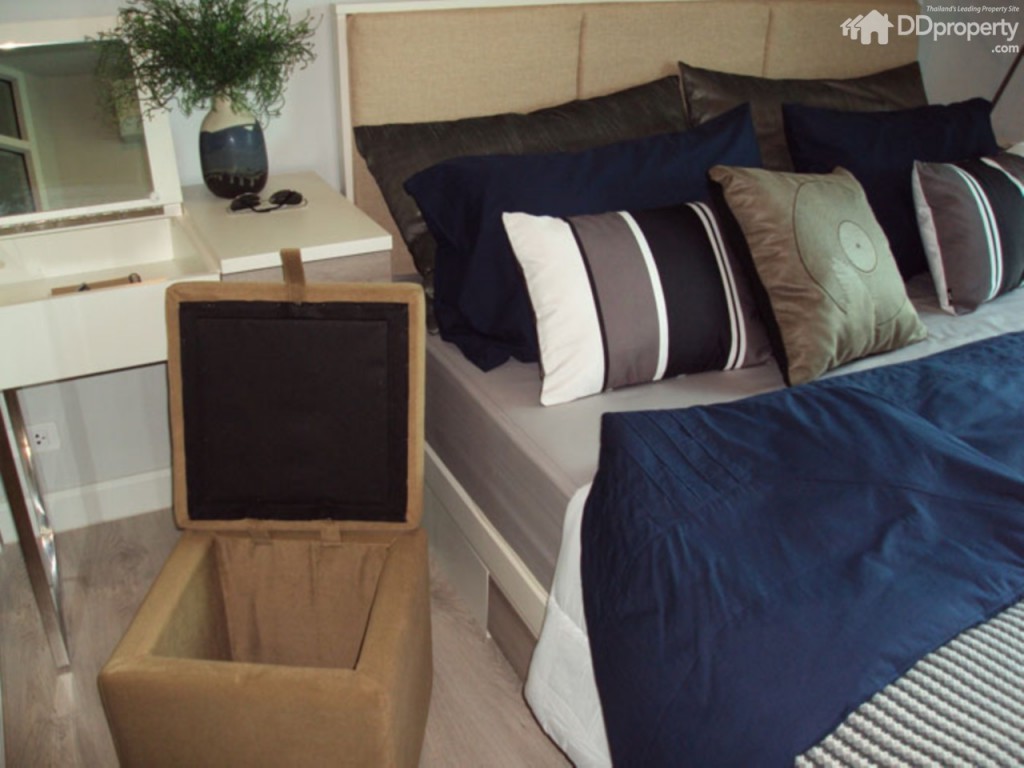 ทั้งนี้ในห้องนอนมีตู้เสื้อผ้าบิลท์อินทรงสูงติดผนังให้ เพื่อความเรียบร้อยและใช้พื้นที่ให้ได้มากที่สุด แต่ดูจะไม่เหมาะกับคนที่มีเสื้อผ้าเยอะๆ