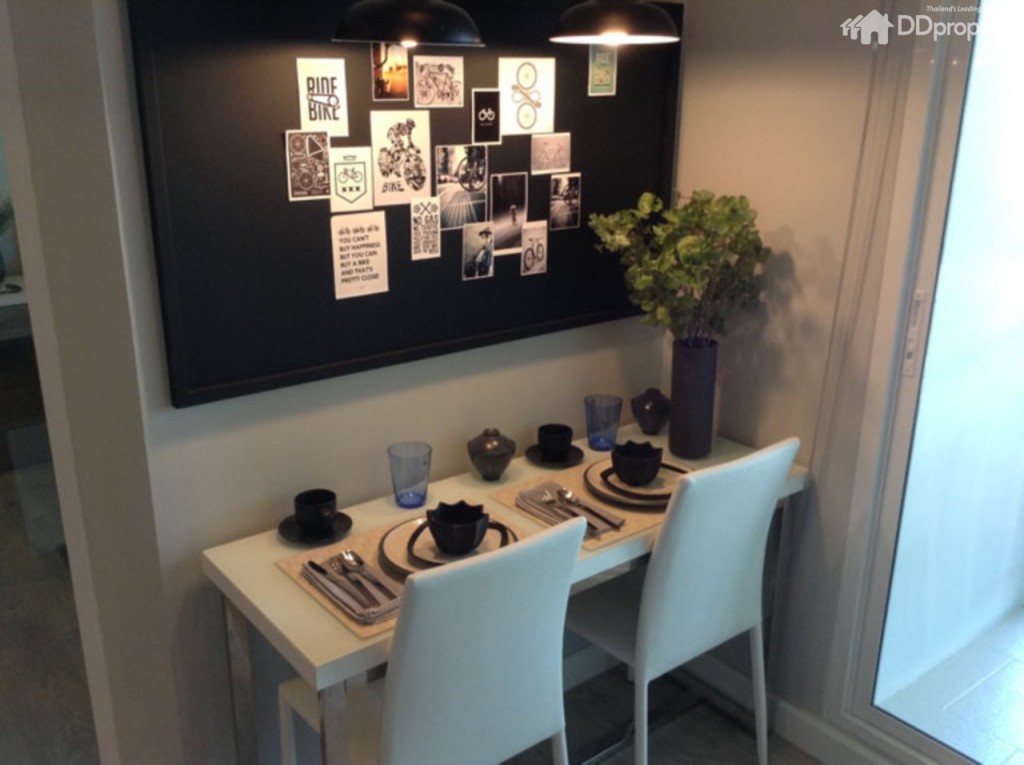 ออกจากห้องนอน ด้านหลังเป็นส่วนของโต๊ะรับประทานอาหารและครัวที่มีเคาน์เตอร์ครัวและตู้เก็บของทั้งด้านบนและด้านล่าง