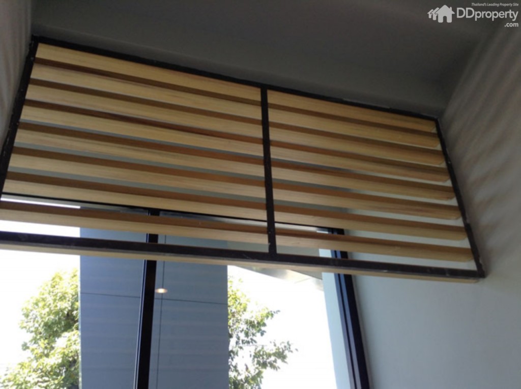 ถัดกันเป็นระเบียงซึ่งมีก๊อกและปลั๊กเตรียมไว้ให้เป็นส่วนซักล้างด้วย ด้านบนเป็นไม้ระแนงเพื่อบังแสงแดดให้ด้วย