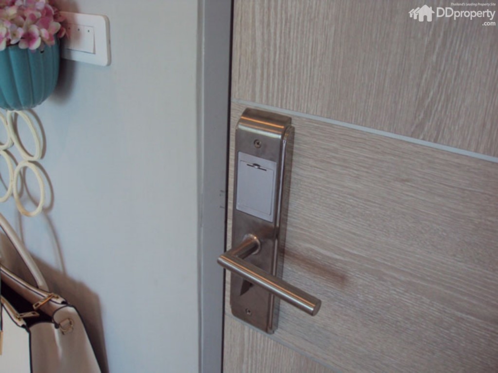 ประตูแบบ Digital Door Lock ซึ่งล็อคได้ 3 แบบคือ ใช้กุญแจ, คีย์การ์ด และกดรหัสผ่าน