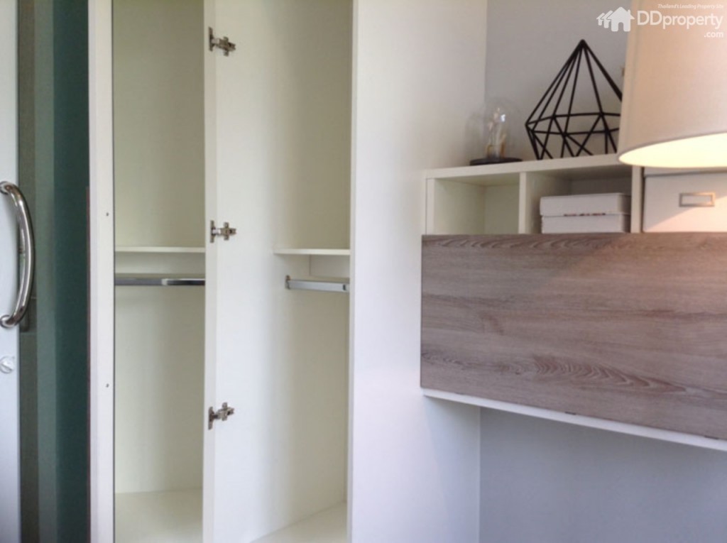 เริ่มจากประตูทางเข้าฝั่งซ้ายกั้นแบ่งเป็นห้องเล็กด้วยประตูบานเลื่อน เป็นมุมนั่งเล่นและมีตู้เก็บของบิลท์อิน โซฟาก็สามารถเปิดลิ้นชักด้านล่างเพื่อเก็บของได้ ซึ่งจริงๆ ห้องนี้สามารถปรับเปลี่ยนเป็นห้องนอนได้ 1 ห้องนอน