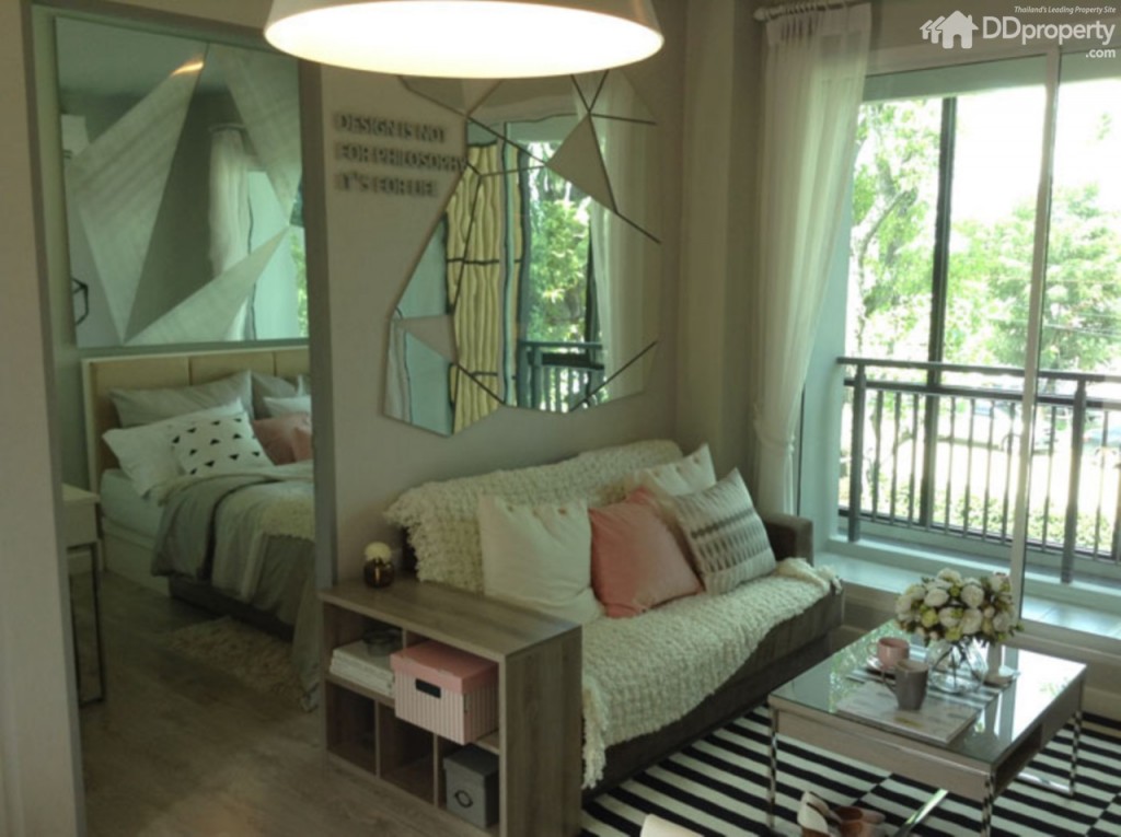 ในส่วนของกลางห้องจัดเป็นมุมนั่งเล่นและรับแขก โปร่ง โล่งด้วยประตูกระจกบานเลื่อนและมีระเบียงยาว