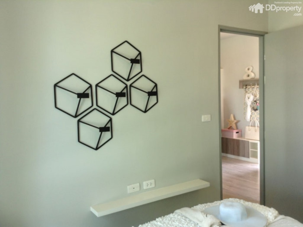 ถัดกันเป็นห้องนอนใหญ่ที่มีตู้เสื้อผ้าแบบบิลท์อินให้ มีเตียงที่มีลิ้นชักใต้เตียง รวมถึงเซ็ทแต่งตัวที่เก้าอี้นั่งสตูลสามารถเก็บของได้