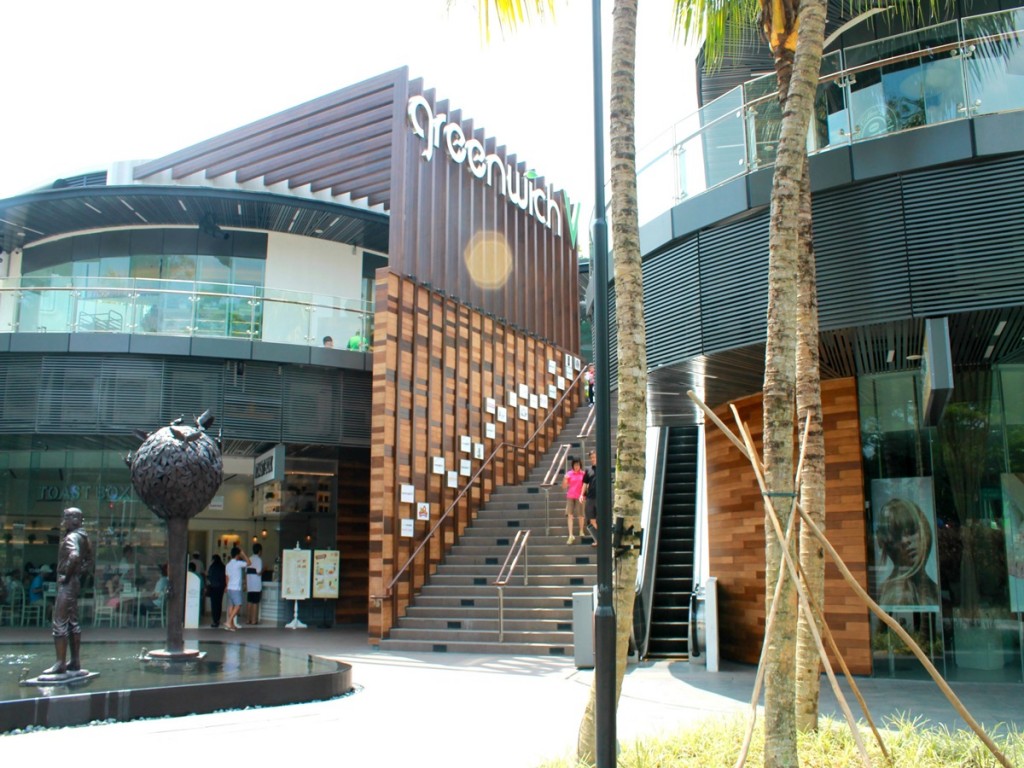 nearby malls, walking distance