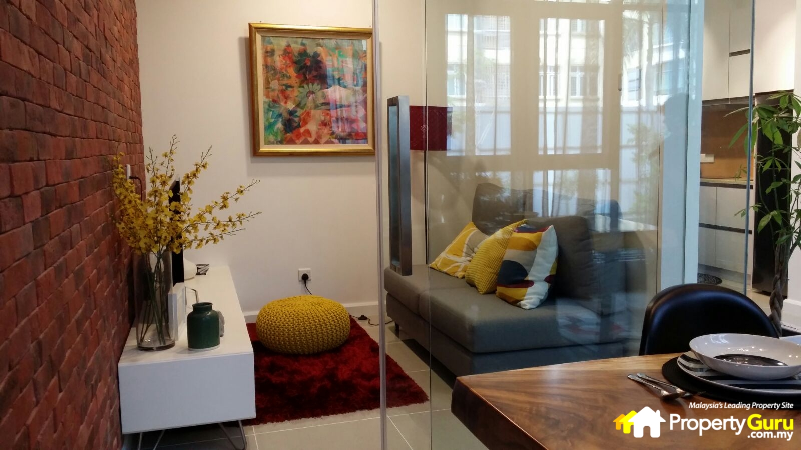 010 HighPark Suites - Showroom