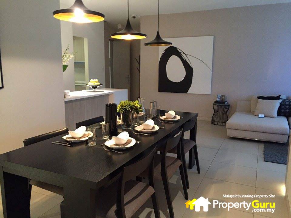 017-ara green-spacious living room