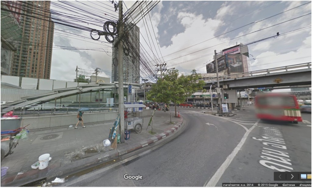 เลี้ยวเข้าสู่ ถนน เพชรบุรี ประมาณ 850 เมตร