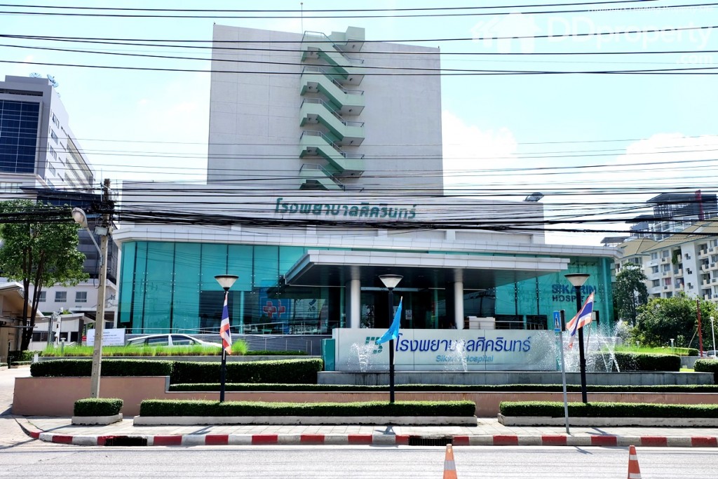โรงพยาบาลศิครินทร์อยู่ทางขวามือ