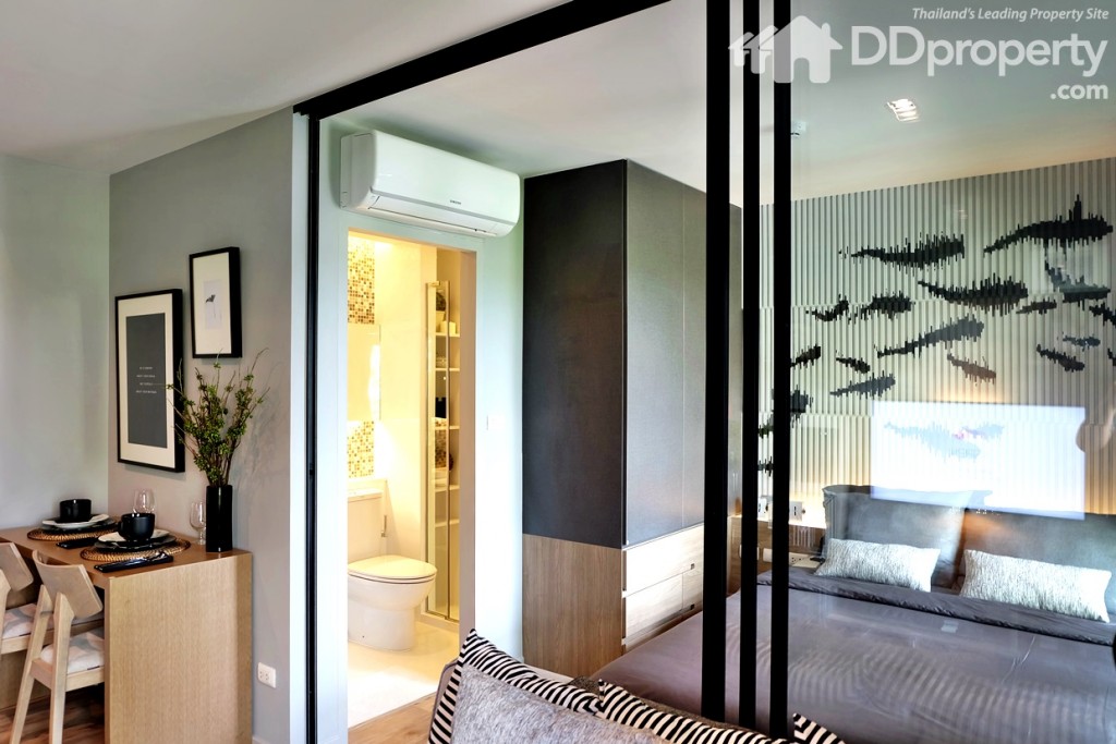 ใช้กระจกใสบานใหญ่แบบสามตอน กั้นห้องนอนกับห้องนั่งเล่น