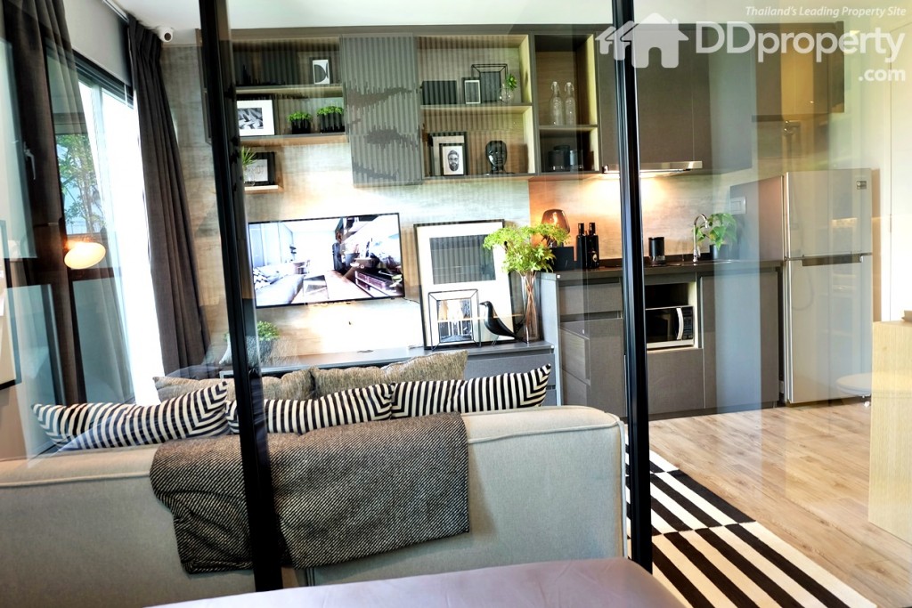 การที่ใช้กระจกใสกั้นห้องเพื่อความโปร่งของห้อง