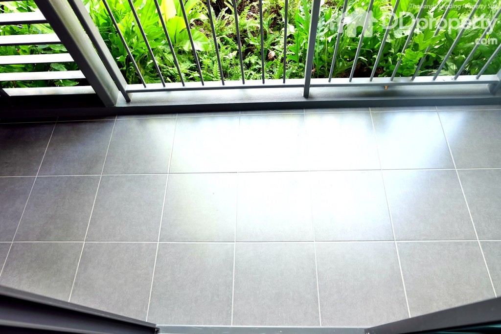 ระเบียงกว้างประมาณ 1 x 2.3 ม.