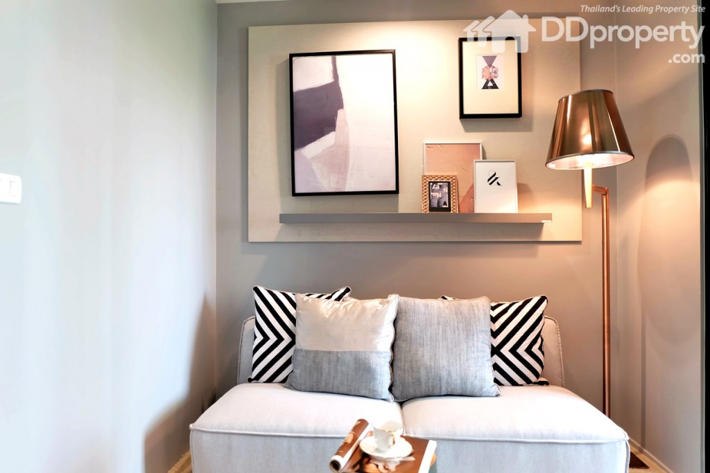 ซ้ายมือเป็นห้องนั่งเล่น